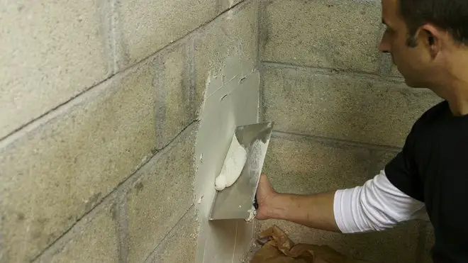 comment reparer des murs abimes avant de les repeindre