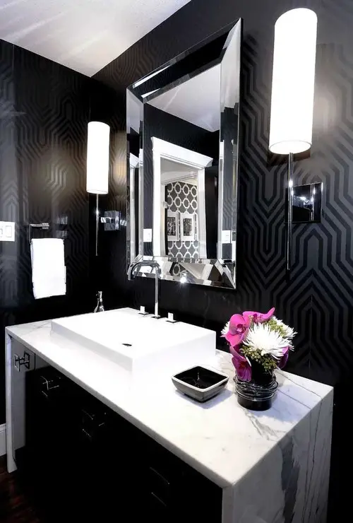 Papier peint géométrique en salle de bain