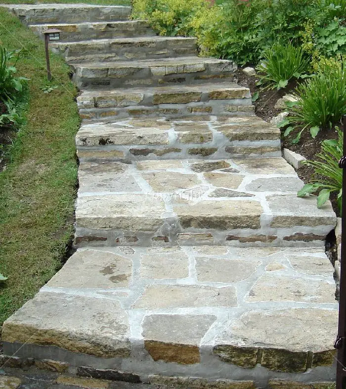 escalier exterieur en pierre