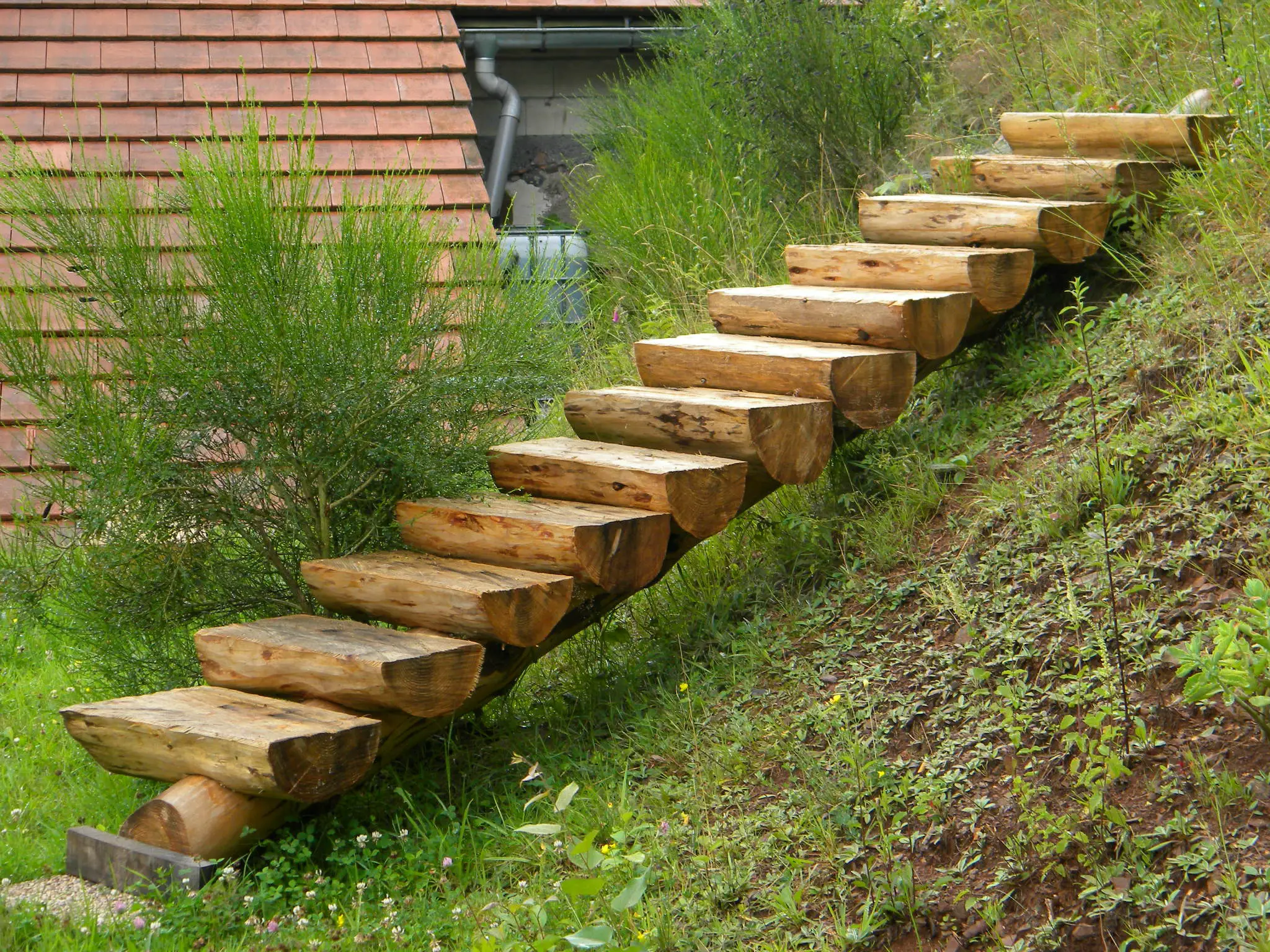 escalier exterieur avec rondin de bois