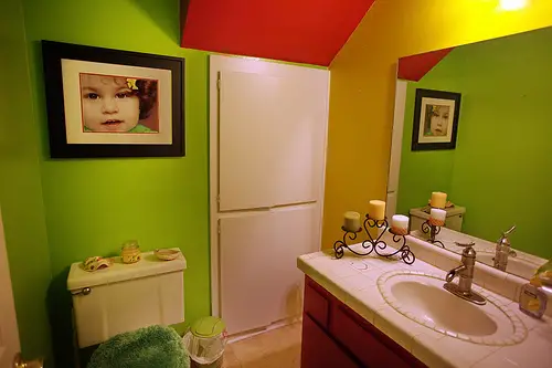 Salle de bain  verte rouge jaune