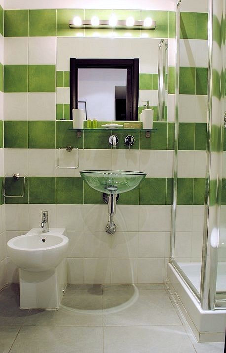 salle de bain verte et blanche