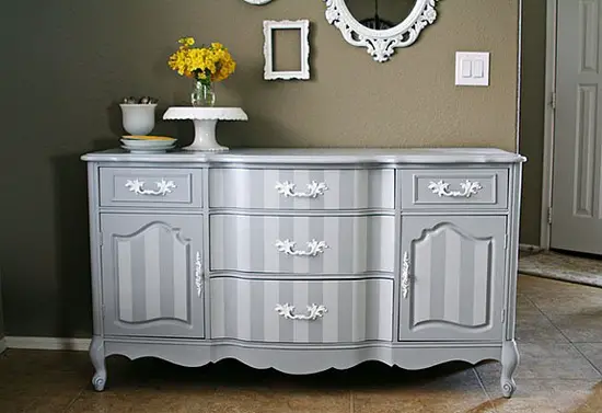 meuble peint gris et blanc