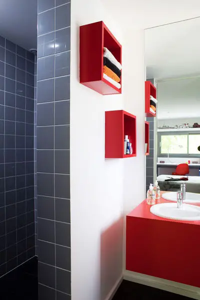 salle de bain rouge  blanc et gris