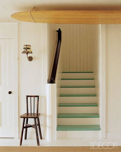 escalier peint blanc et vert anis