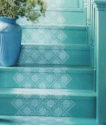escalier peint bleu ciel