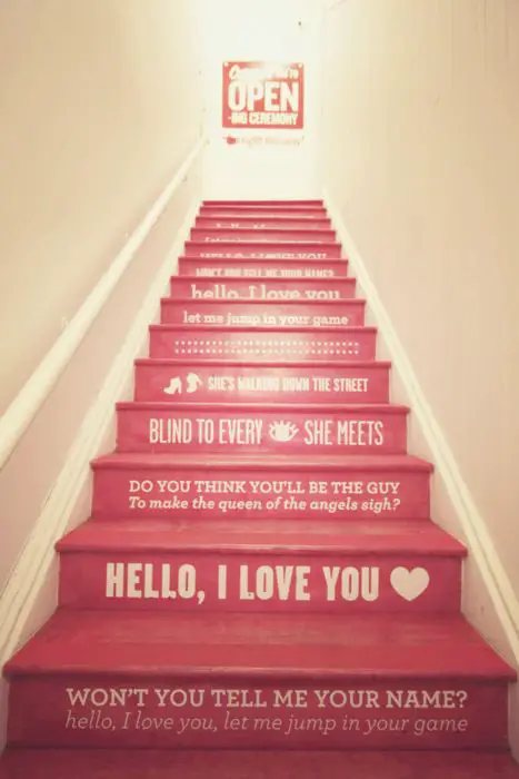 escalier peint en rose