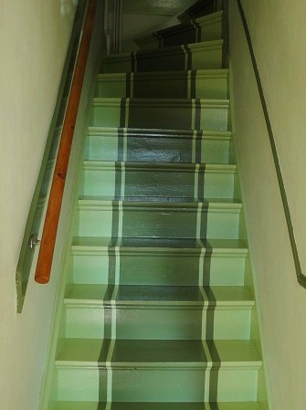 escalier peint en vert
