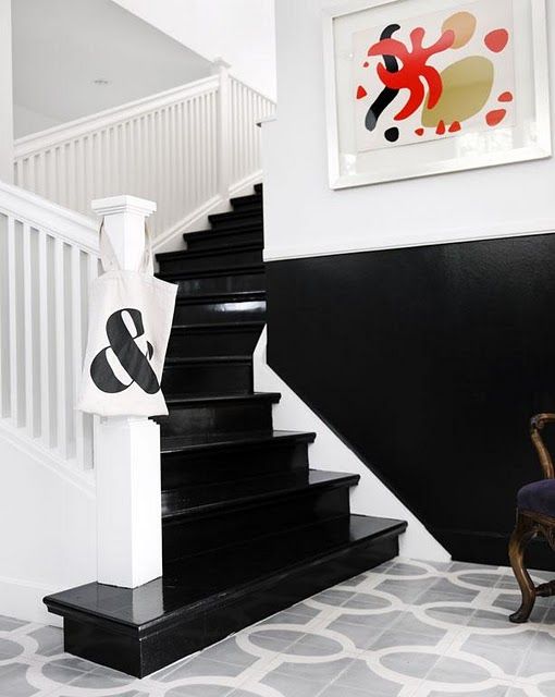 escalier peint noir