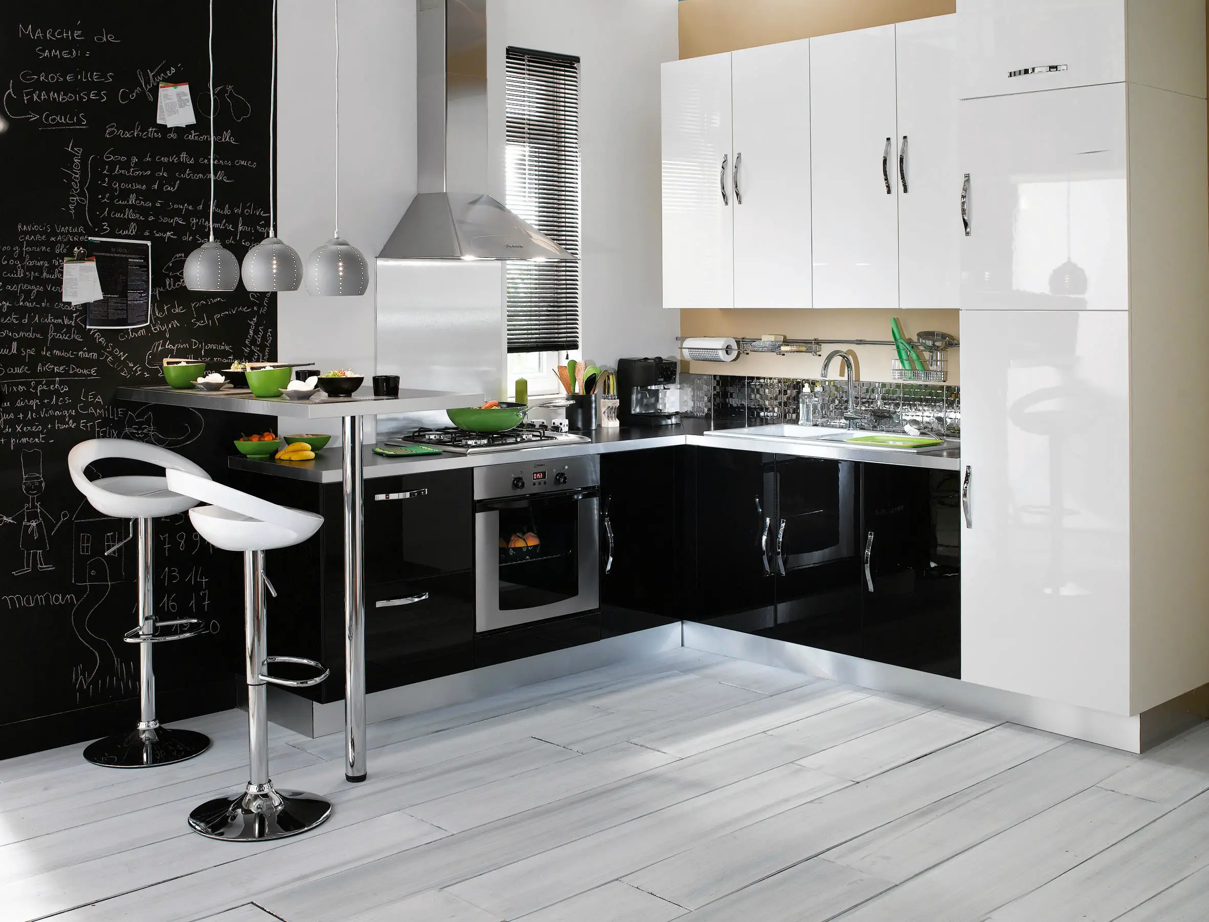 Черная м кухня. Черно белая кухня. Черноьзелая кухня. Бело черная кухня. Кухня в черно белом стиле.
