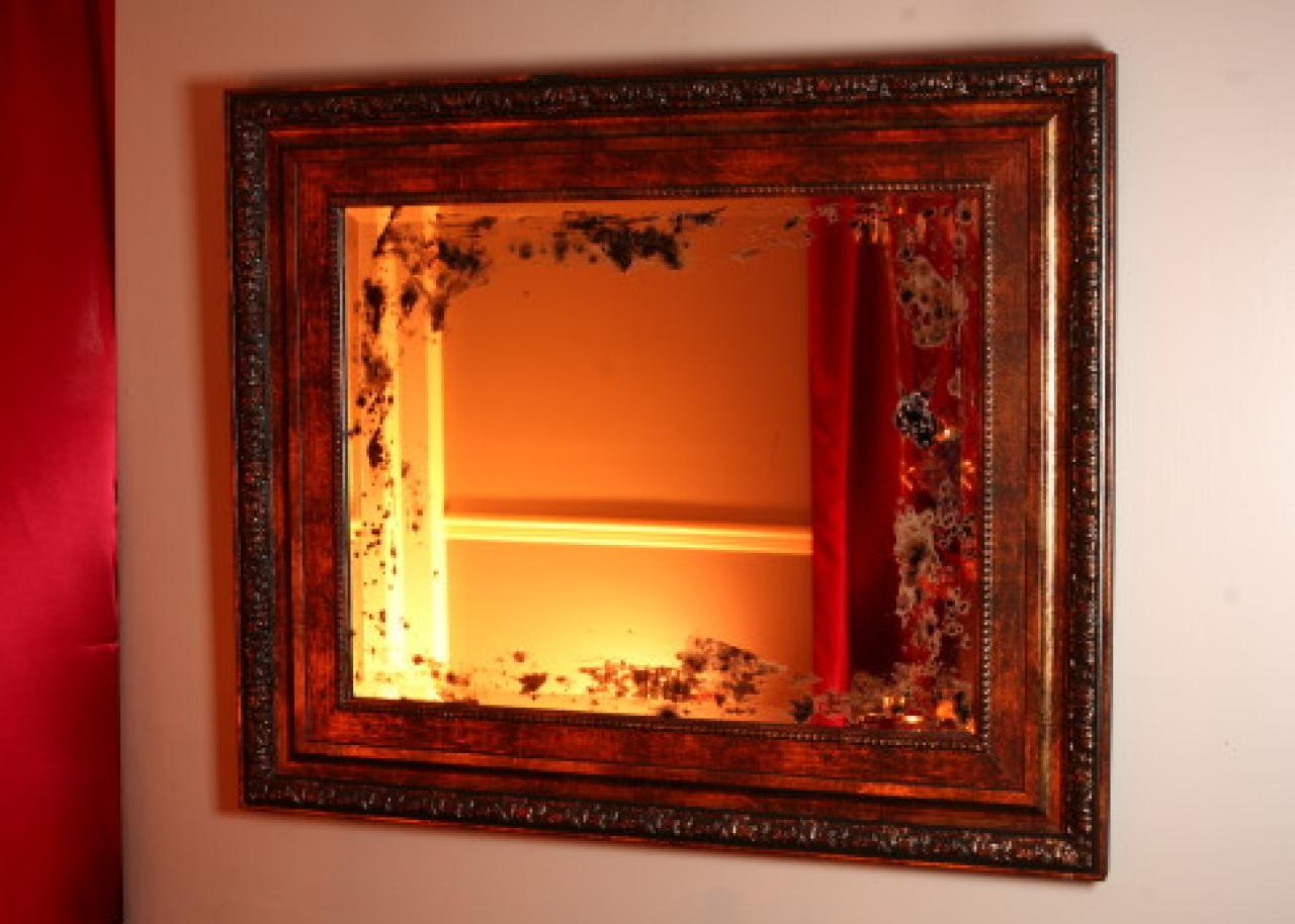 Картина старое зеркало. Старое зеркало. Состаренное зеркало. Эффект старого зеркала. Зеркало с состаренной амальгамой.