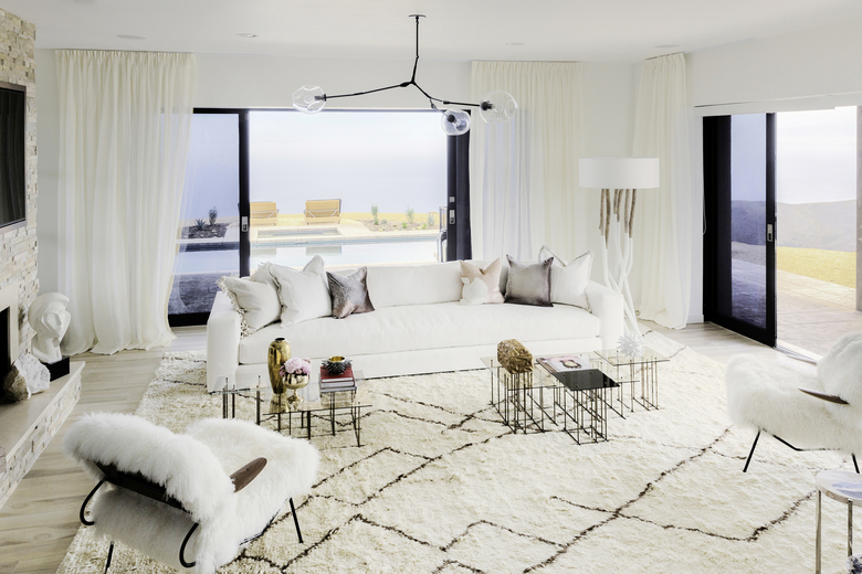 This Aug. 2015 photo provided by courtesy of Lori Margolis Interiors and Architectural Digest shows, Caitlyn Jenner's living room in Malibu, Calif. The living room recently received a makeover by the New York designer Lori Margolis. The reality-show star redecorated the Malibu mansion where I Am Cait is filmed, unveiling the homes new look on the Sunday, Sept. 13, episode. (Rick Steil/Lori Margolis Interiors/Architectural Digest via AP)