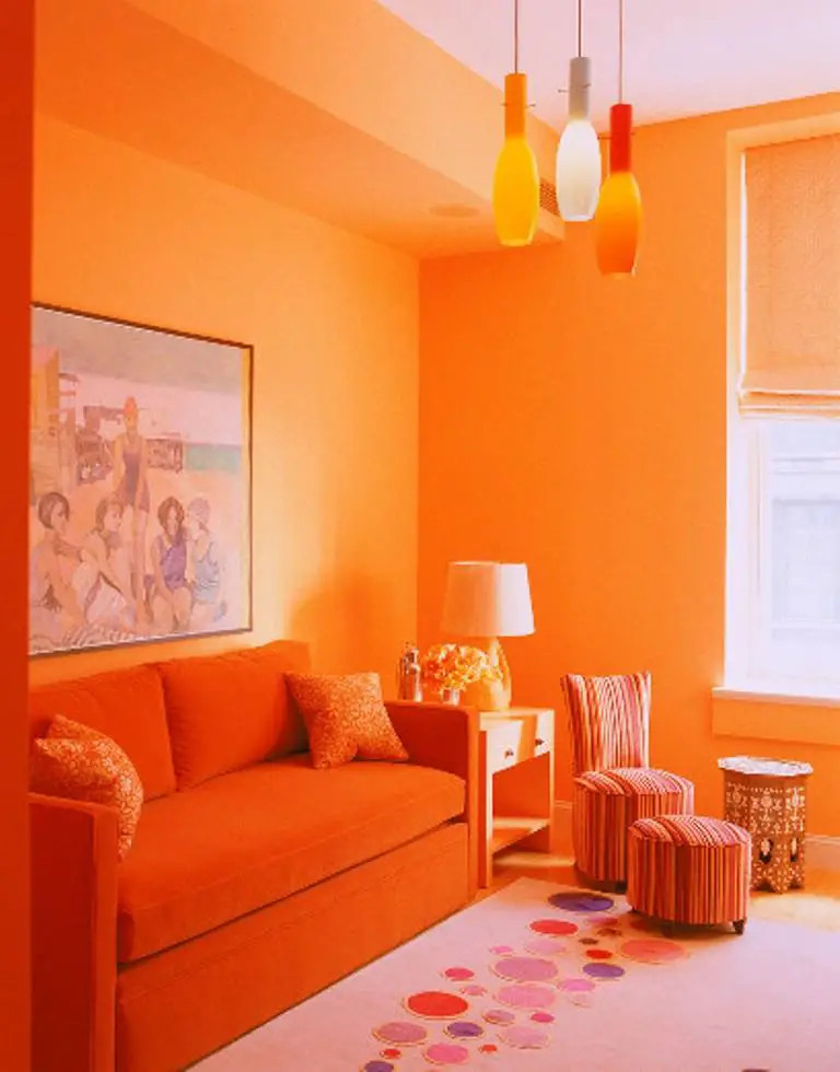 Оранжевые обои в интерьере гостиной фото