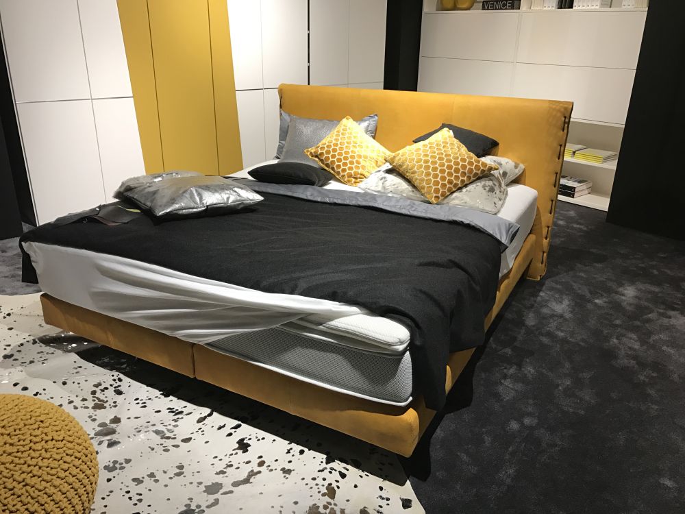 Горчичная кровать. Кровать горчичного цвета. Двуспальная кровать горчичного цвета. Спальня с горчичной кроватью. Горчичная кровать в интерьере.