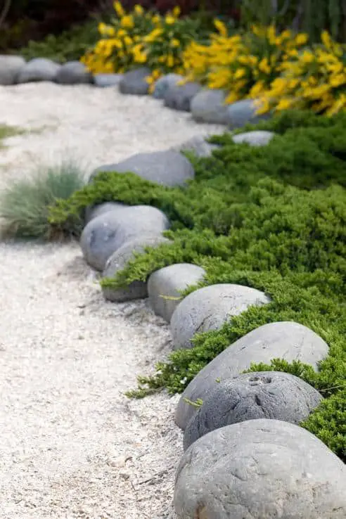 pelouse entourée de rochers