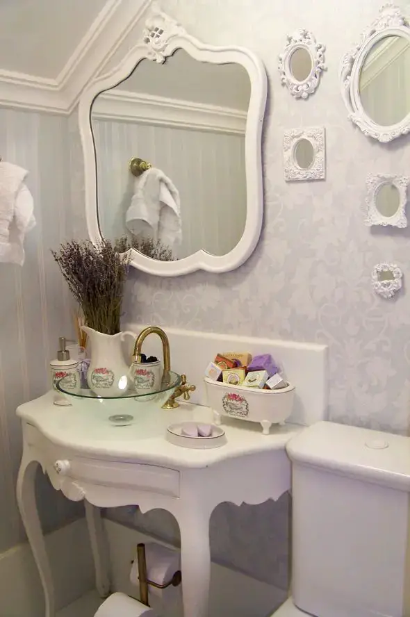salle de bain blanche avec decoration lavande