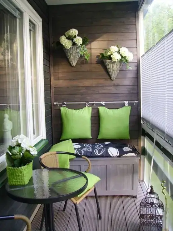 petit balcon décoré en vert