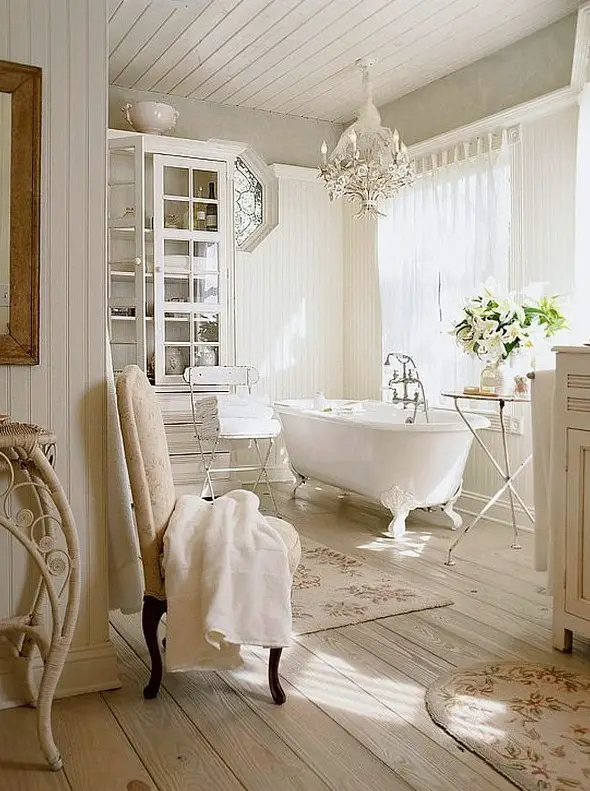 salle de bain provençale avec baignoire sur pieds