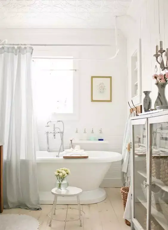 salle de bain provencale avec baignoire blanche