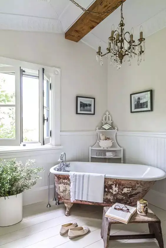 salle de bain french country avec panneaux en bois