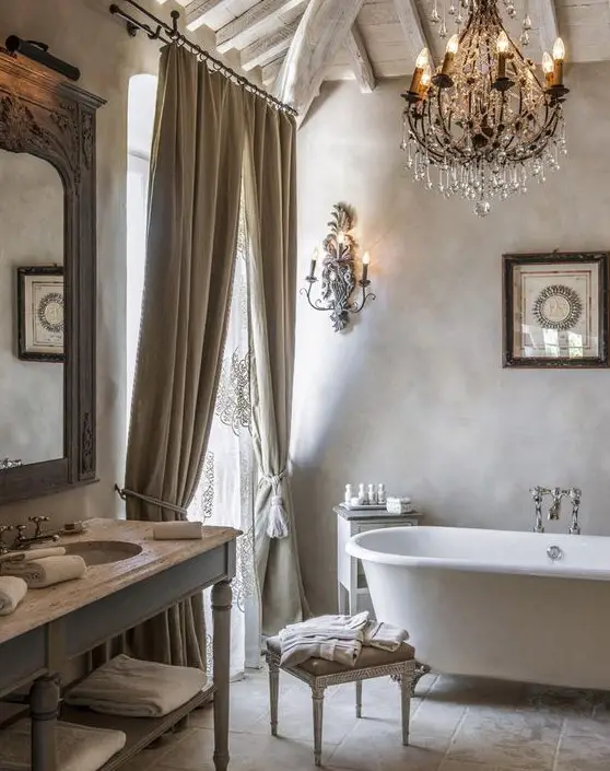 salle de bain style provençal avec chandelier en cristal