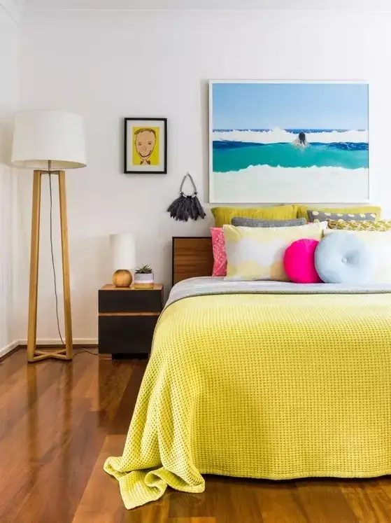 chambre colorée avec du jaune