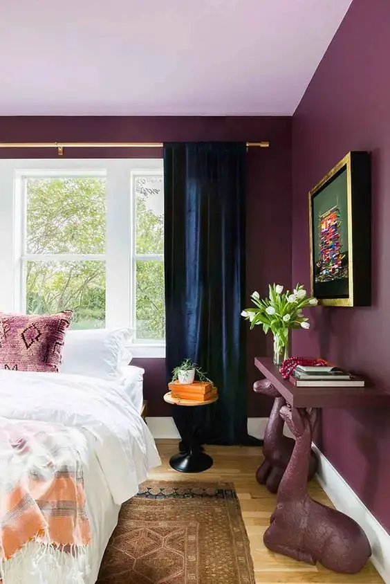 chambre avec differentes nuances de violet