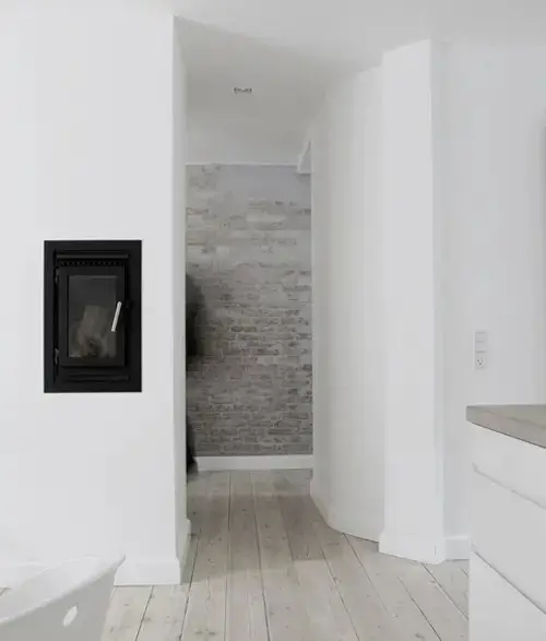 couloir avec mur blanc délavé