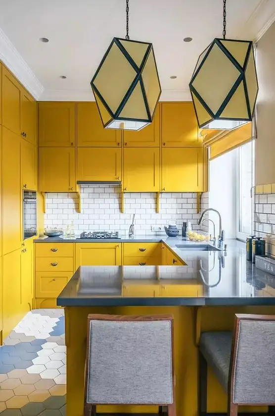 cuisine jaune avec lampes suspendues
