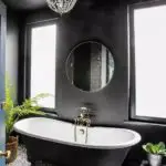 salle de bain décorée en noir et blanc